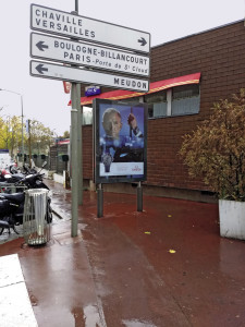 Quand la publicité encombre les trottoirs dans le centre ville de Sèvres