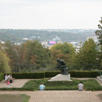 Le Penseur surmontant la tombe d’Auguste Rodin et de sa femme Rose à la Villa des Brillants à Meudon.